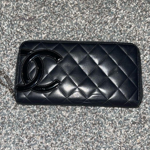 EUC Chanel wallet with COA quilted leather & patent leather “CC” Hot pink inside - Picture 1 of 9